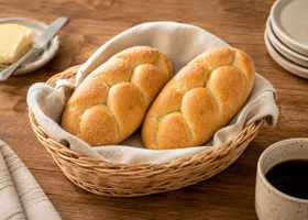 221141 Luau Table Bread in Basket