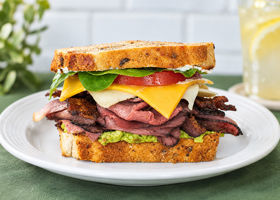 226826 Ultimate BLT Sandwich on Plate